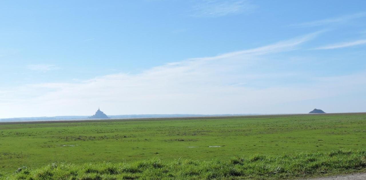 Gite De Charme "La Maison Saint-Leonard" Avec Piscine, Spa, Vue Sur Le Mont Saint-Michel Vains Екстериор снимка