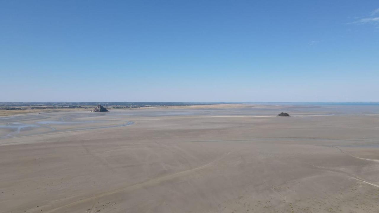 Gite De Charme "La Maison Saint-Leonard" Avec Piscine, Spa, Vue Sur Le Mont Saint-Michel Vains Екстериор снимка